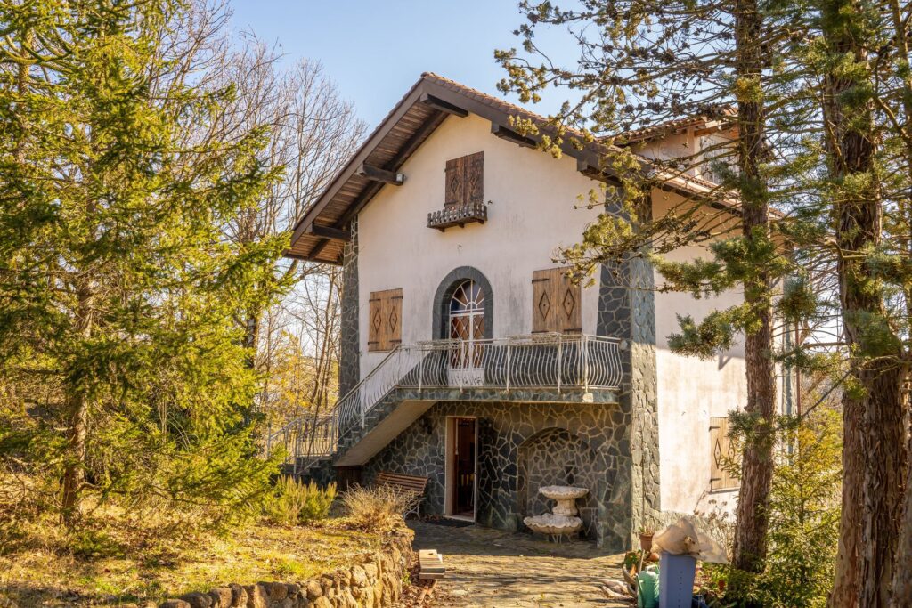 Casa indipendente con giardino! in vendita a Ponzone (AL) Immersa nel verde.