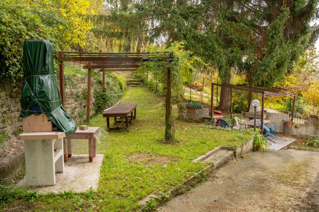 Casa totalmente indipendente con giardino! in vendita a Cremolino (AL) 8 vani, tetto nuovo e ampi spazi.